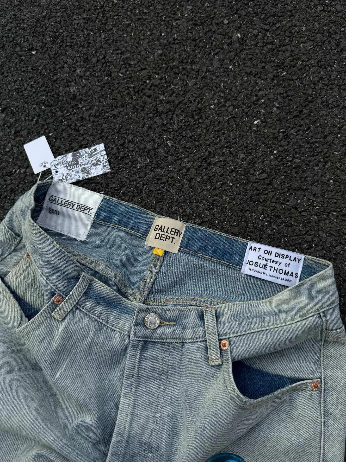 -Size upper body P240#G66 GALLERY DEPT. Denim spliced ​​with all-over printed leather ripped bell-bottoms, washed and distressed jeans. GALLERY is attracted by these bell-bottoms. Whether it is a reset of Carhartt or Levis, they all create a strong brand style. Since these pants are modified from rare vintage, the production capacity is limited. Therefore, after many icons wore them, these pants were once hard to find. Later, perhaps due to the improvement of GD's business in the past two years and the expansion of production lines, the brand itself lowered the price, so I can't wait any longer for these pants this year and will definitely buy them. During the process of the denim washing plant, the owner of the washing plant helped introduce a boss who had worked for Levi's foundry and started his own business. This also paved the way for the following styles. Therefore, Levi's remodeled single product for the base plate is really familiar. Whether it is the fabrics supplied or the lathes used in production, there is nothing to choose from. -Color: blue -Size: S-XXL (corresponding to 28-36)